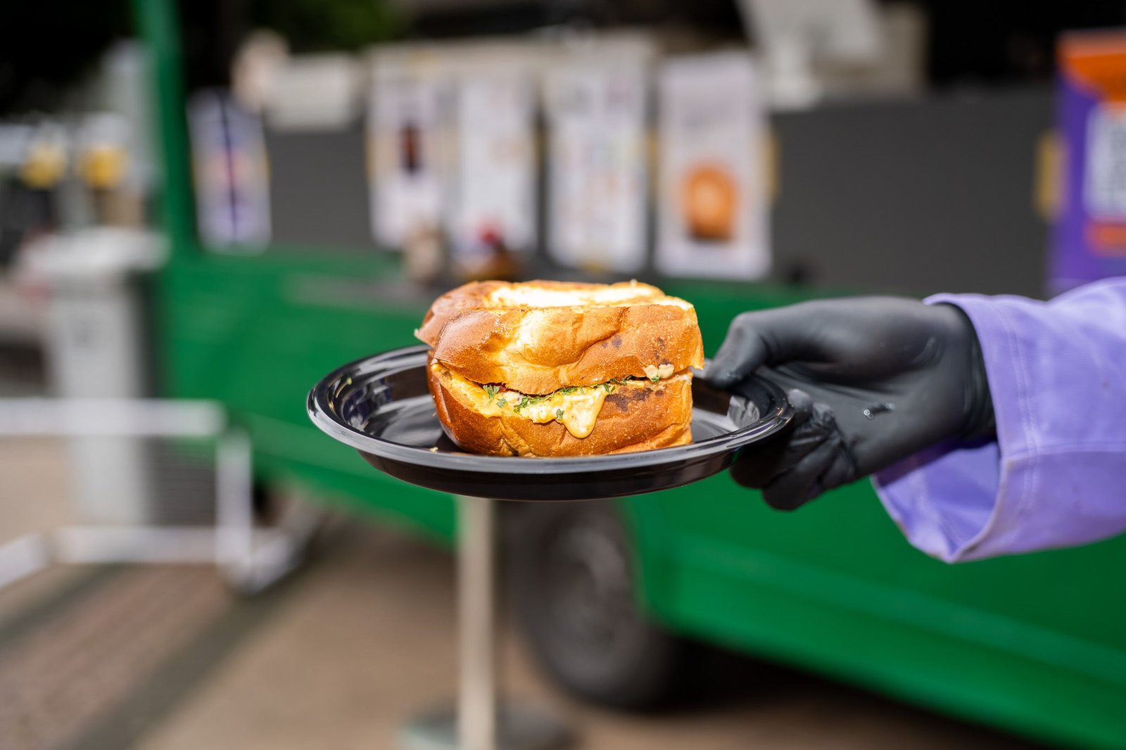 Egg Drop aus goldbrauner Brioche, cremiges Rührei mit Kräutern quillt heraus