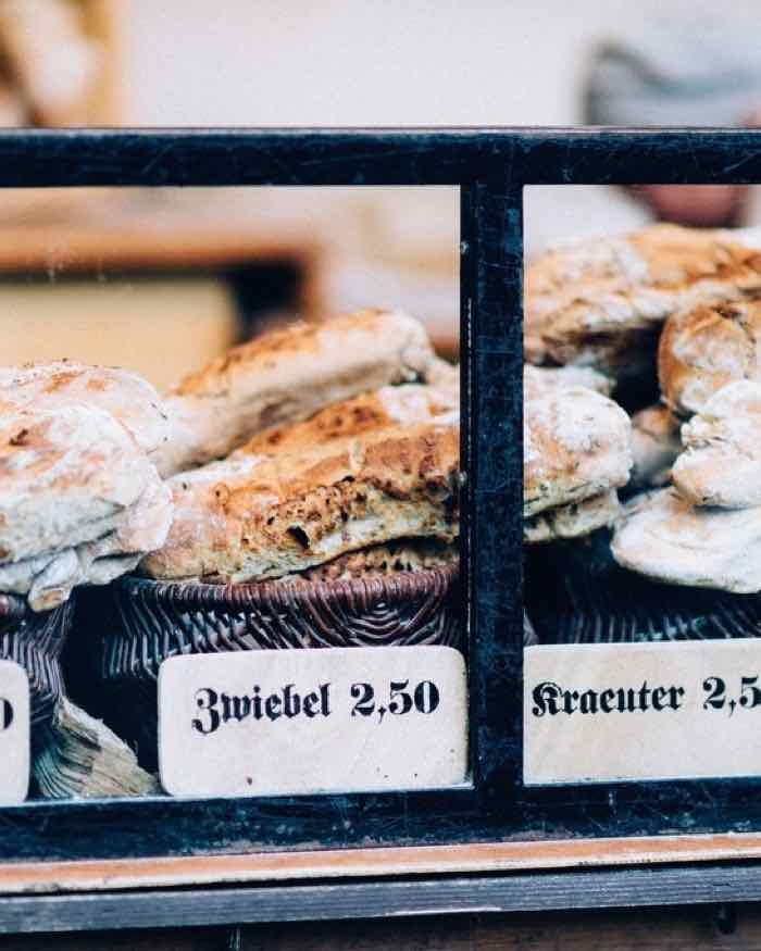 Verkaufstheke mit frisch belegten Broten und handgeschriebenen Schildern