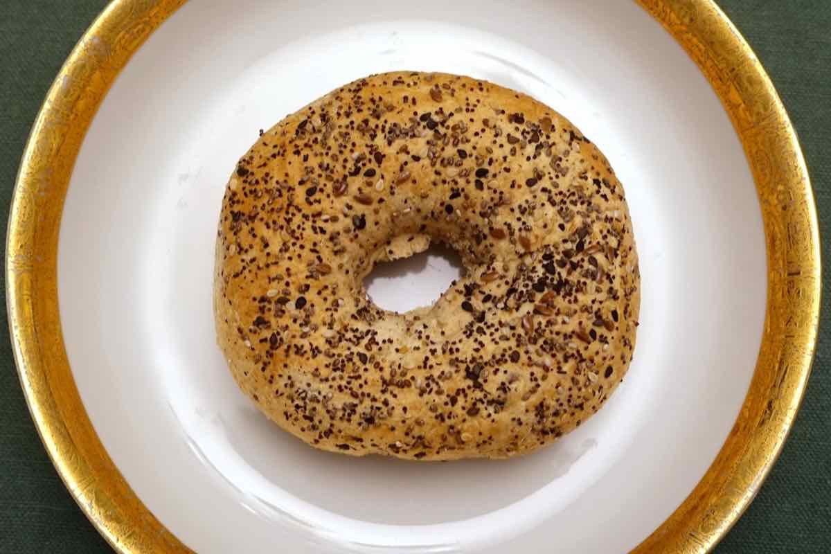 Bagel mit Mohn von oben auf einem Teller