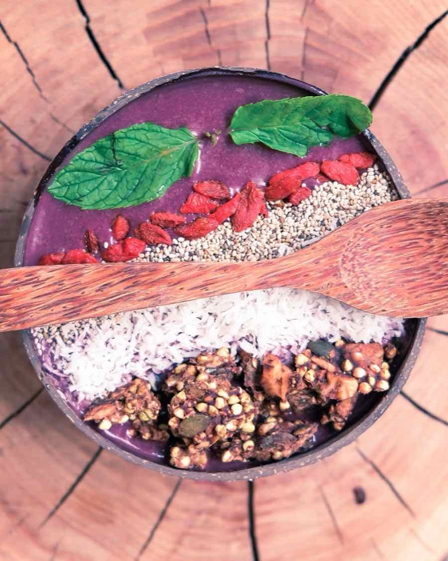 Açaí Bowl mit Kokosraspeln, Granola und Beeren von oben