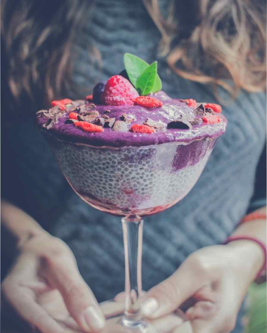 Chiapudding im Glas mit Beeren und Minze